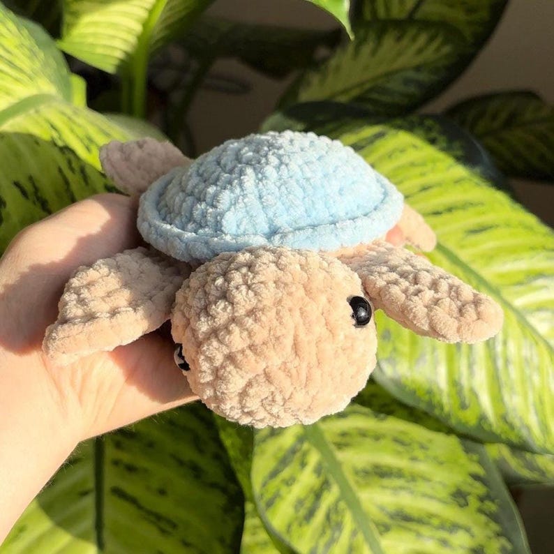 Schildkröte mit blauem (12) Panzer und beigem (17) Körper.