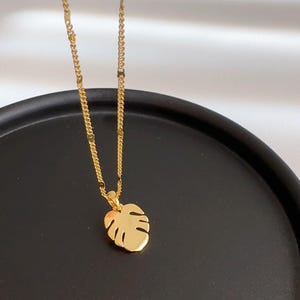 Monstera deliciosa Pendant Necklace Gold Dipped Monstera Leaf Charm Vine Chain Necklace, Single Monstera deliciosa Leaf Adjustable Necklace