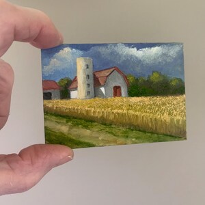 ORIGINAL ACEO, grange et champ de blé, carte à collectionner d'artiste, mini tableau, impressionnisme, objet de collection, scène de ferme rustique, art de couteau à palette