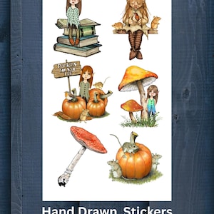 Peut inclure: Une planche d'autocollants dessinés à la main avec des illustrations d'elfes, de citrouilles, de champignons et de souris. Les autocollants incluent le texte "Pumpkins for sale 1.00". Les autocollants sont brillants, sublimés et imperméables.