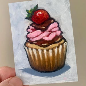 Original ACEO, petit gâteau avec glaçage au chocolat et rose, fraise, carte à collectionner d'artiste, carte d'art, nourriture, gâterie sucrée, peinture, objet de collection