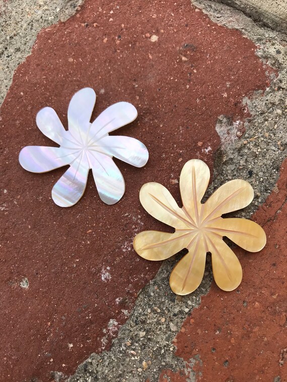 Une Mère Blanche Ou Goldlip De Perle Fleur De Tiaré Tahiti En Forme De Coquille 2 Pouces Costume De Tahiti Pendentif