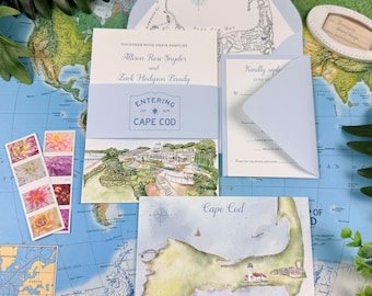 Puede incluir: Juego de papelería de boda con tema de Cape Cod. Incluye invitación, tarjeta RSVP, sobre y detalles con temática de mapa. La invitación tiene el texto "Allison Rose Snyder y Zack Hodgdon Brady" y "Entering Cape Cod". También hay sellos florales y una etiqueta de equipaje.