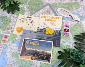 Puede incluir: Juego de papelería de boda con temática de mapa. Incluye tarjetas de invitación, una postal y una etiqueta de equipaje. La invitación presenta el texto "KELLY & AUDREY HARTMAN" y "FOLLOW THE HARTMANS TO SALIDA". La paleta de colores incluye beige, gris y amarillo.