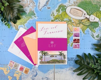 Può includere: Un set di partecipazioni di nozze composto da un cartoncino bianco con i nomi Lexi e Francesco in corsivo rosa, una fascia magenta con le iniziali L&F e un'illustrazione ad acquerello di palme e un'isola tropicale nella parte inferiore.
