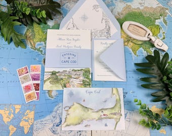 Può includere: Un set di partecipazioni di nozze con una fascia azzurra recante il testo Entering Cape Cod, un'illustrazione ad acquerello di una tenuta costiera, una busta con motivo a mappa, una scheda di risposta e una mappa di Cape Cod illustrata.
