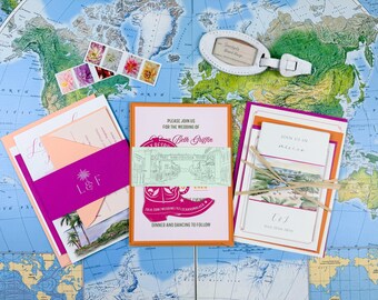 Può includere: Tre set di partecipazioni di nozze con cartoncino colorato, una fascia rosa con logo L&F, una carta centrale con grafica di uno stivale da cowboy rosa e un terzo set legato con spago, accompagnati da un'etichetta per bagagli bianca e francobolli floreali.