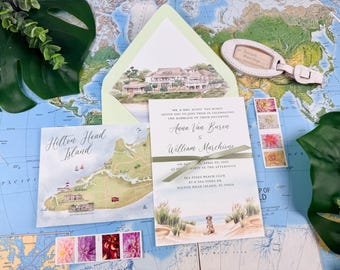 Può includere: Un set di partecipazioni di nozze con una mappa di Hilton Head Island, un'illustrazione ad acquerello di una casa sulla spiaggia e un biglietto con un cane su una spiaggia sabbiosa. L'invito è legato con un nastro verde e include francobolli floreali.