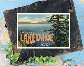 Puede incluir: Una tarjeta rectangular de save the date con una ilustración paisajística del lago Tahoe y un gran pino en primer plano. El texto dice Please join us in LAKETAHOE SAVE THE DATE 07.24.2027 en letras de color naranja y blanco.