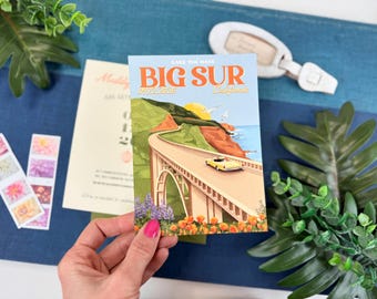 Può includere: Un biglietto Save the Date rettangolare con un'illustrazione colorata del Bixby Creek Bridge a Big Sur, in California. Il testo recita SAVE THE DATE BIG SUR California 09.13.2025 con un'auto decappottabile gialla sul ponte.
