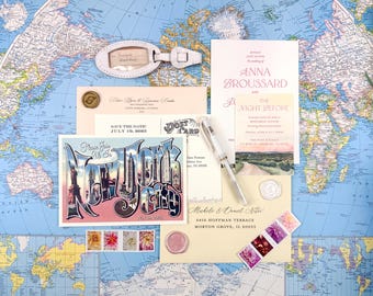 Può includere: Una collezione di articoli di cancelleria per matrimoni che include una cartolina di New York, inviti, una penna trasparente, un'etichetta per bagagli bianca e francobolli floreali. Gli oggetti sono disposti su una mappa del mondo con sigilli.