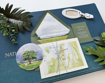 Può includere: Un set di cancelleria per matrimoni composto da una carta circolare con l'illustrazione di un albero e il testo JOIN US AT THE DISCO, una carta rettangolare con la mappa del Michigan legata con spago blu e bianco, una busta verde e una scheda.