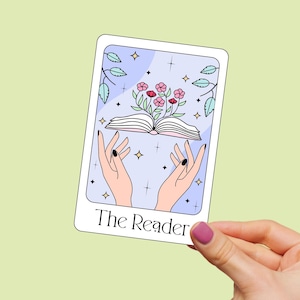 Sticker lecteur de cartes de tarot pastel | Adorable autocollant livresque | Cadeau pour les amateurs de lecture | Sticker bouteille d'eau pour ordinateur portable | Disponible en 2 tailles
