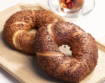 Türkischer traditioneller Susam-Bagel, türkisches Simit, Patisserie