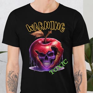Camiseta unisex con estampado de advertencia tóxica / Meme de precaución, camiseta de humor gótico con manzana envenenada estilo urbano para hombres y mujeres / Regalo de ropa punk rock