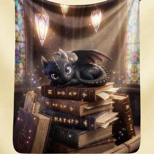 Baby Dragon biblioteksböckerfilt, fantasy plyschfilt, boklig mysig filt, fiktiv drakedekor, läsgåva för fantasyfans