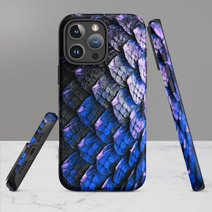 Scales Unleashed - Étui solide pour iPhone®, cadeau pour lui et elle, housse de téléphone MDN, peau de dragon, cadeau de nerd, RPG, Fantasycore Halloween