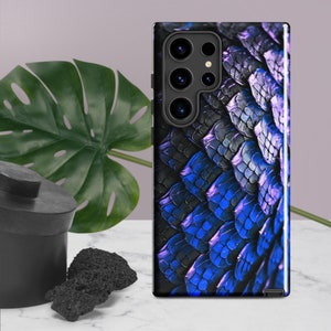 Scales Unleashed - Custodia rigida per Samsung®, regalo per lui e per lei, cover per telefono DND, skin di drago, regalo nerd, gioco di ruolo, Halloween fantasycore