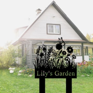 Puede incluir: Letrero de jard&iacute;n de metal negro con una silueta de flores y mariposas. El letrero dice "Lilly's Garden".