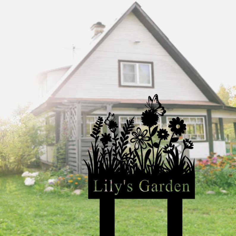 Puede incluir: Letrero de jard&iacute;n de metal negro con una silueta de flores y mariposas. El letrero dice "Lilly's Garden".