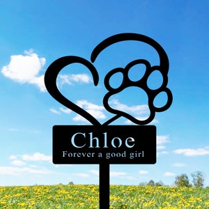 Pode incluir: Memorial de jardim de metal preto com um design de coração e pegada de pata. O letreiro diz "Chloe Forever a good girl."