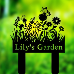 Puede incluir: Se&ntilde;al de jard&iacute;n de metal negro con una silueta de flores, mariposas y hierba. La se&ntilde;al dice "Lily's Garden".
