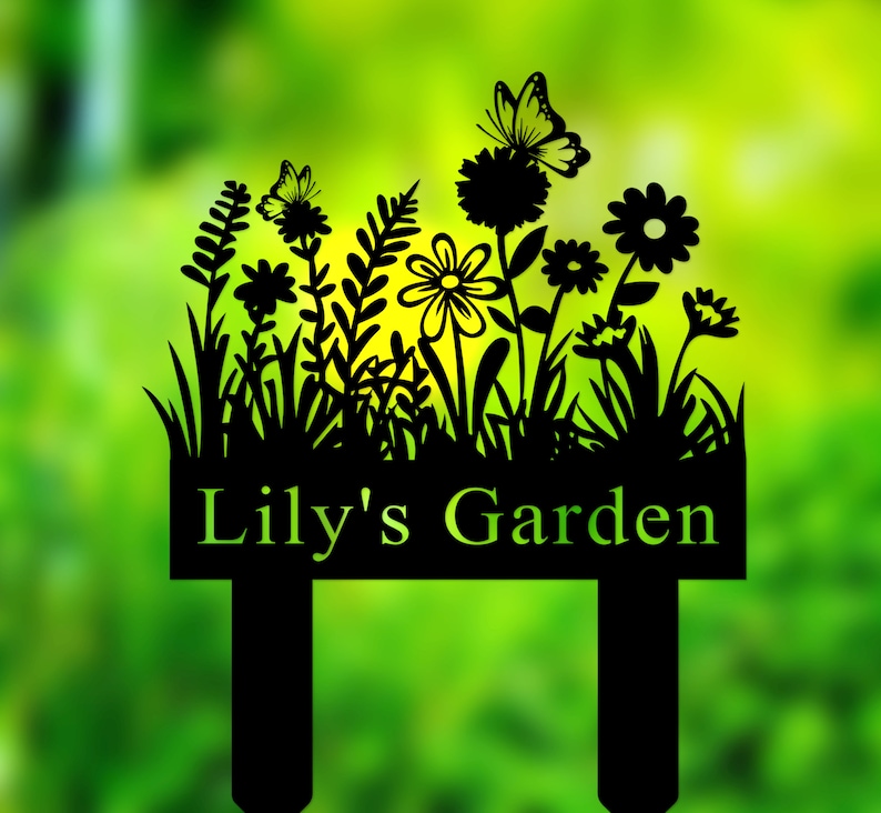 Puede incluir: Se&ntilde;al de jard&iacute;n de metal negro con una silueta de flores, mariposas y hierba. La se&ntilde;al dice "Lily's Garden".