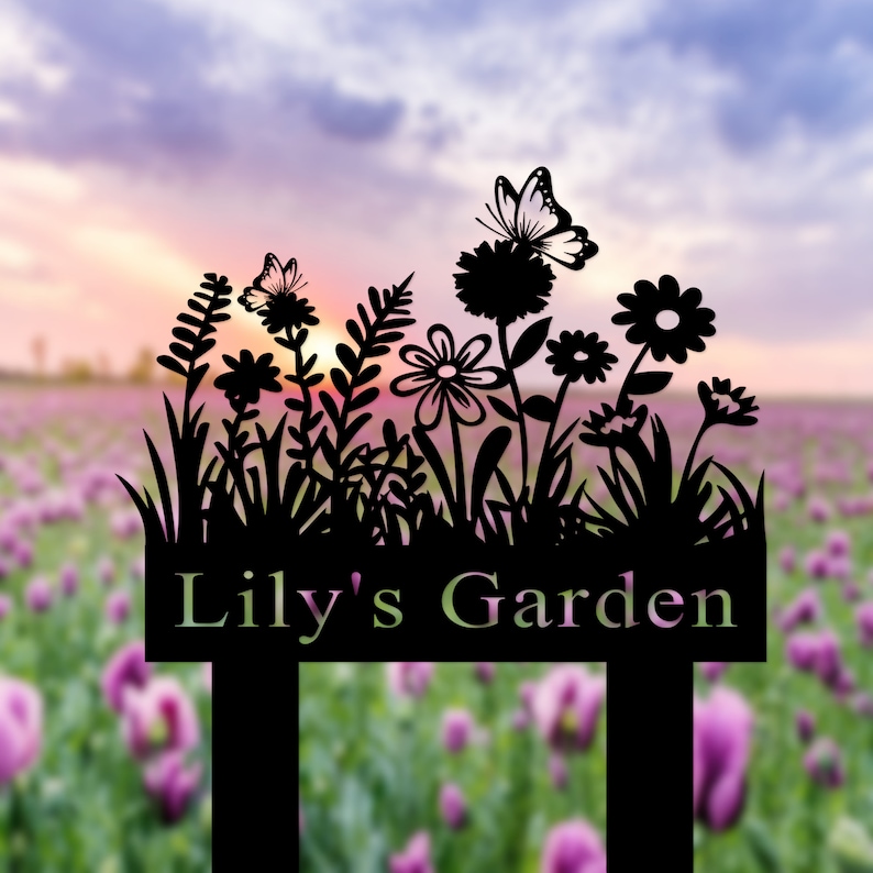 Puede incluir: Letrero de jard&iacute;n de metal negro con una silueta de flores, mariposas y hierba. El letrero dice "Lily's Garden".
