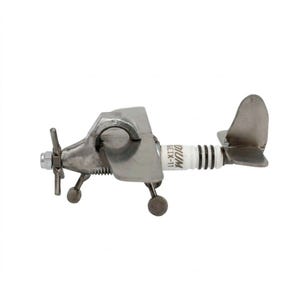 Op de afbeelding: Een handgemaakte metalen vliegtuigsculptuur. De romp is gemaakt van een bougie met de tekst "DIUM SEIX-11". De vleugels, propeller en staart zijn van metaal. De sculptuur heeft een unieke, industriële uitstraling.