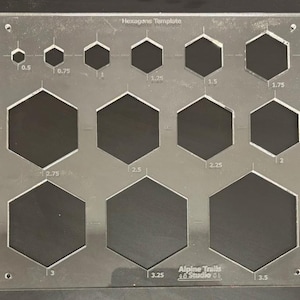 Può includere: Modello esagoni in acrilico trasparente con ritagli esagonali di varie dimensioni, da 1,3 cm a 8,9 cm. Il modello include il testo "Hexagons Template" e "Alpine Trails 98 Studio 06".