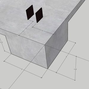 以下が含まれることがあります： 長さ7' 2"、幅1'のコンクリート製のテーブルトップ。テーブルには、長さ2'、幅2'、高さ1'のコンクリート製のベースがあります。