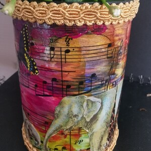 Vaso collage decoupage con elefanti e farfalle in carta riciclata su barattolo di latta riciclato. Regalo di compleanno unico e originale fatto a mano.