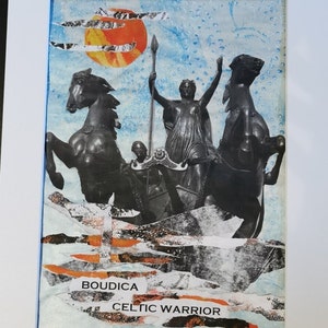 Collage di Boudica, opera originale di Gelli. Guerriero celtico. Realizzato nel Regno Unito con tecniche miste e carte di libri d'epoca recuperate dalla discarica.