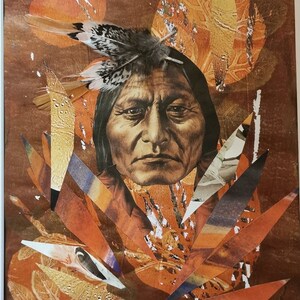 Collage artistico. Originale. Unico. Realizzato nel Regno Unito utilizzando tecniche miste con carte di libri d'epoca recuperati dalla discarica di un capo nativo americano.