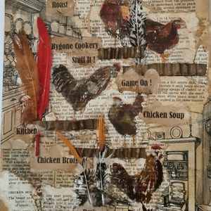 Collage artistico su tavola realizzato nel Regno Unito. Carta vintage con tecniche miste da libri di cucina vintage salvati dalla discarica. "Chicken Soup", originale e unico.