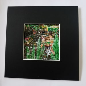 Mixed media-collage. Boekenwurm. Klein origineel uniek kunstwerk op kaart met zwart passe-partout. Gemaakt door een Britse kunstenaar. Geweldig verjaardagscadeau zonder lijst