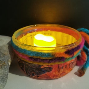 Arte collage, Festival Glamping Night Light, su piatto di vetro riciclato con decoupage di libellule. Regalo originale unico utilizzando carta riciclata.