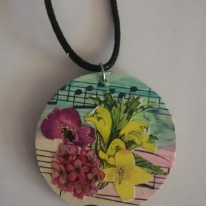 Ciondolo collana collage floreale. Fatto a mano su disco di legno. Unico, originale dell'artista britannico. Boho, Festival che utilizza carta riciclata e acrilici.