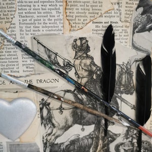 Arte collage su tela realizzata nel Regno Unito. Carta vintage con tecnica mista proveniente da libri d'arte vintage salvati dalla discarica George and the Dragon