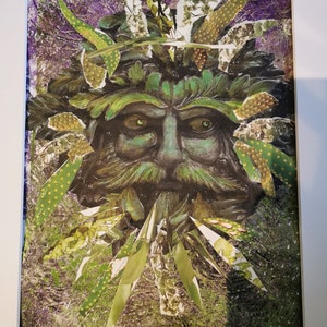 Collage Green Man Gelli Art. Realizzato nel Regno Unito utilizzando tecniche miste con carte di libri vintage salvati dalla discarica