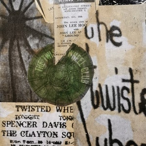 Jaren 60 Twisted Wheel, originele Manchestercollage op kaart met acrylachtergrond. Gemengde techniek door Britse kunstenaar. Geboorteplaats van Northern Soul