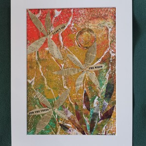 Non riesco a vedere la foresta per via degli alberi. Collage su stampa artistica Gelli in acrilico, con carte riciclate da libri vintage salvati dalla discarica.