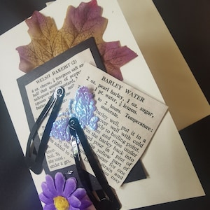 Carte de Noël d'anniversaire avec collage faite à la main avec des barrettes et des recettes vintage tirées de livres de cuisine d'antan. Souvenirs uniques et originaux