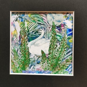 Mixed media-collage. ZWAANMEER. Klein origineel uniek kunstwerk op kaart met zwart passe-partout. Gemaakt door een Britse kunstenaar. Geweldig verjaardagscadeau zonder lijst