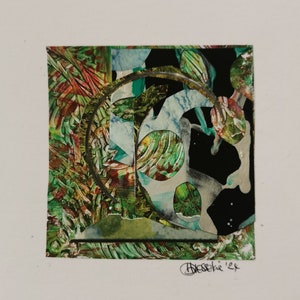 Collage abstracto de medios mixtos. Pequeña obra de arte original y única sobre cartulina con montura negra. Creado por un artista del Reino Unido. Sin marco. Precioso regalo de cumpleaños