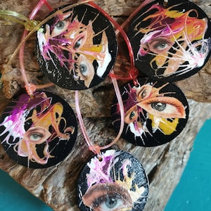 Ciondolo per collana festival. Arte collage originale e unica con base in legno, vernice acrilica e carta riciclata. "Occhi che ti guardano". + confezione regalo