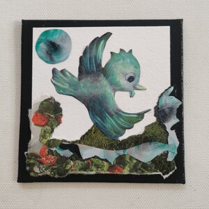 Piccolo collage kitsch con tecnica mista su tela, realizzato con colori acrilici e carte diverse. Grande uccello blu.