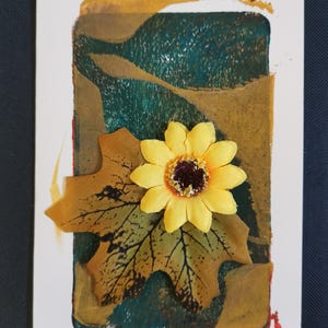Cartão de felicitações original feito à mão com impressão Gelli e decoração floral/folha pelo artista H Dressekie da Gobbolino UK. Aniversário, parabéns
