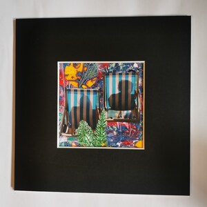 Ligstoelen aan de kust Mixed Media Collage. Klein origineel uniek kunstwerk op kaart met zwart passe-partout. Gemaakt door een Britse kunstenaar. Niet ingelijst