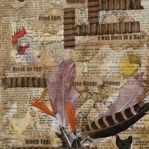 Collage artistico su tavola realizzato nel Regno Unito. Carta vintage con tecniche miste da libri di cucina vintage salvati dalle discariche, uova, galline, originali e unici.
